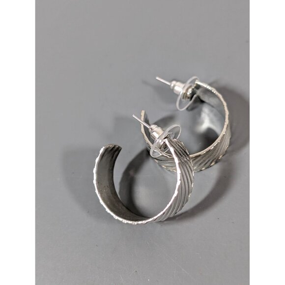 Vintage Silver Tone Ribbed Wide Hoop Earrings Pierced Classic - Picture 4 of 6